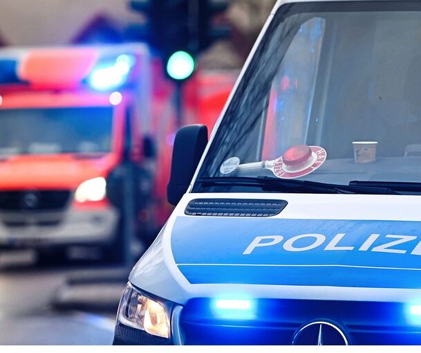 Polizei und Rettungsfahrzeug im Einsatz.