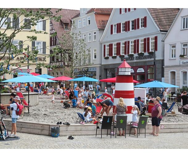 Der Marktplatz ist wieder zu einem großen Sandkasten geworden.