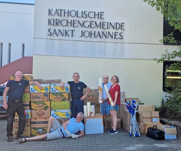 Hilfe für die Ukraine: (stehend von links: Johann, ehrenamtlicher dobre-Mitarbeiter, Ralf Link, dobre-Vorsitzender, Michael R. Müller, Vorsitzender des Kirchengemeinderats St. Johannes, Pfarrsekretärin Heike Schlegel, vorne liegend: Axel, ehrenamtlic