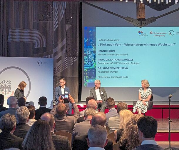 Bei der Netzwerkveranstaltung „Wirtschaft im Gespräch“ diskutieren André Konzelmann (Firma Konzelmann, von links), Hanno Höhn (Mann+Hummel) und Katharina Hölzle (Fraunhofer-Institut und Universität Stuttgart) über den Wandel in der Wirtschaft.