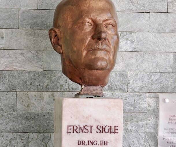 Die Büste von Ernst Sigle im Eingangsbereich des nach ihm benannten Kornwestheimer Gymnasiums.