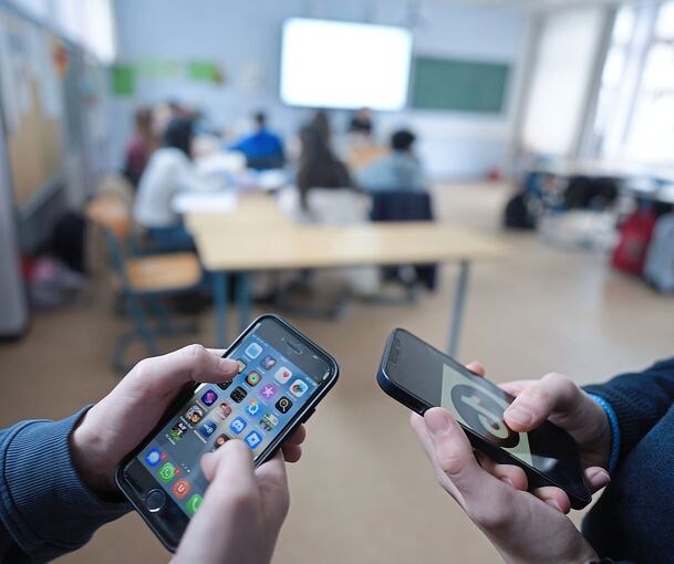Weil Smartphones die Schüler zu sehr ablenken und die Kommunikation killen, führen immer mehr Schulen Verbote ein.