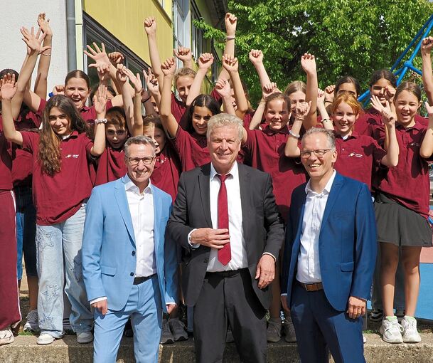 Hanspeter Diehl (rechts) wurde in den Ruhestand verabschiedet. Links sein Nachfolger Jochen Haar, in der Mitte OB Jürgen Kessing.