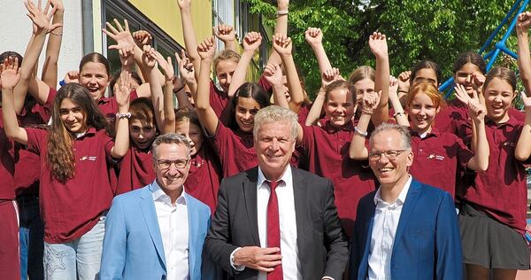 Hanspeter Diehl (rechts) wurde in den Ruhestand verabschiedet. Links sein Nachfolger Jochen Haar, in der Mitte OB Jürgen Kessing.