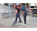 An der zweiten Station wurde das taktische Zusammenspiel von Feuerpatschen und Löschrucksäcken praktisch demonstriert und geübt. An der zweiten Station wurde das taktische Zusammenspiel von Feuerpatschen und Löschrucksäcken praktisch demonstriert und geübt.