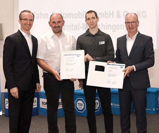 Leon Mommer wird als Prüfungsbester im Kreis Ludwigsburg ausgezeichnet. Auf dem Bild: Frank Boxler von Hahn Automobile (von link Leon Mommer wird als Prüfungsbester im Kreis Ludwigsburg ausgezeichnet. Auf dem Bild: Frank Boxler von Hahn Automobile (von links), Obermeister Frank Schnierle, Leon Mommer und Innungsgeschäftsführer Christian Reher.