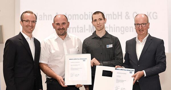 Leon Mommer wird als Prüfungsbester im Kreis Ludwigsburg ausgezeichnet. Auf dem Bild: Frank Boxler von Hahn Automobile (von links), Obermeister Frank Schnierle, Leon Mommer und Innungsgeschäftsführer Christian Reher.