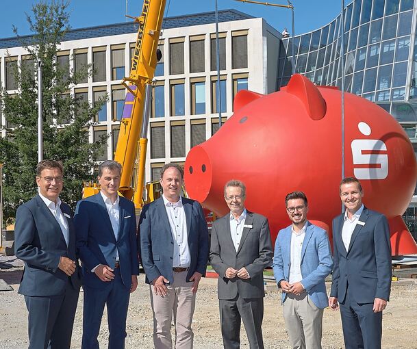 Riesenauflauf beim Umzug des XXL-Sparschweins Louise: Das Bild zeigt (von links) Thomas Raab, Thomas Geiger, Oberbürgermeister Matthias Knecht, Heinz-Werner Schulte, Florian Wiesbauer und Marco Beckbissinger.