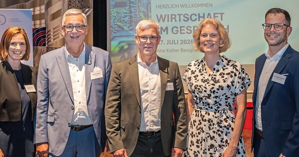 Ein erfolgreicher Abend für Moderatorin Constance Dada (von links), Landrat Dietmar Allgaier, Hanno Höhn (Mann+Hummel, Ludwigsburg), Katharina Hölzle (Fraunhofer-Institut und Universität Stuttgart) und André Konzelmann (Firma Konzelmann, Löchgau).