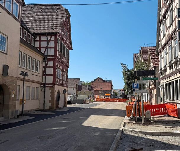 Die Ortsdurchfahrt Steinheim ist fertig asphaltiert, im Laufe der kommenden Woche kann der Verkehr hier wieder rollen.
