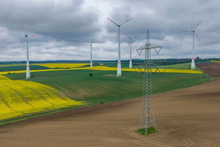 Windpark hinter Höchstspannungsleitung