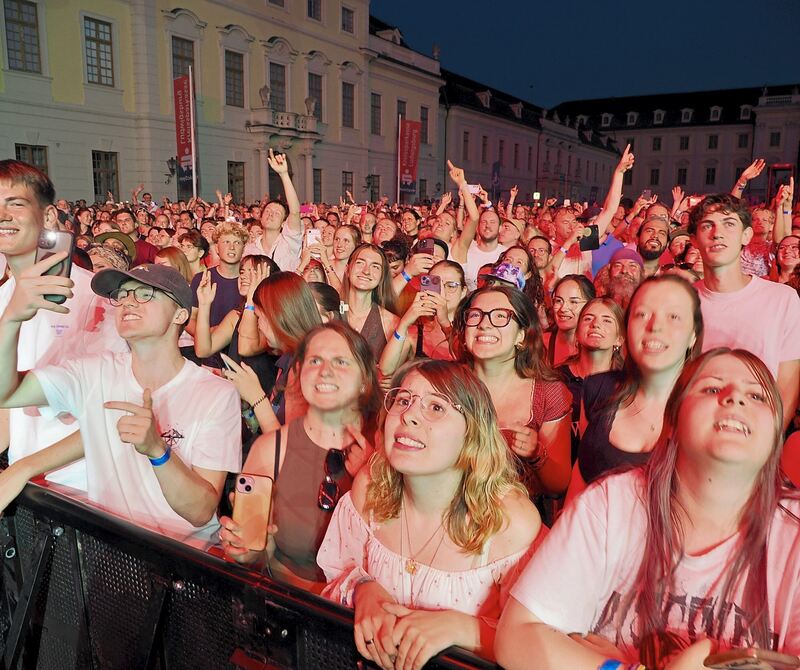 Dicht an dicht stehen die Fans im Schlosshof.
