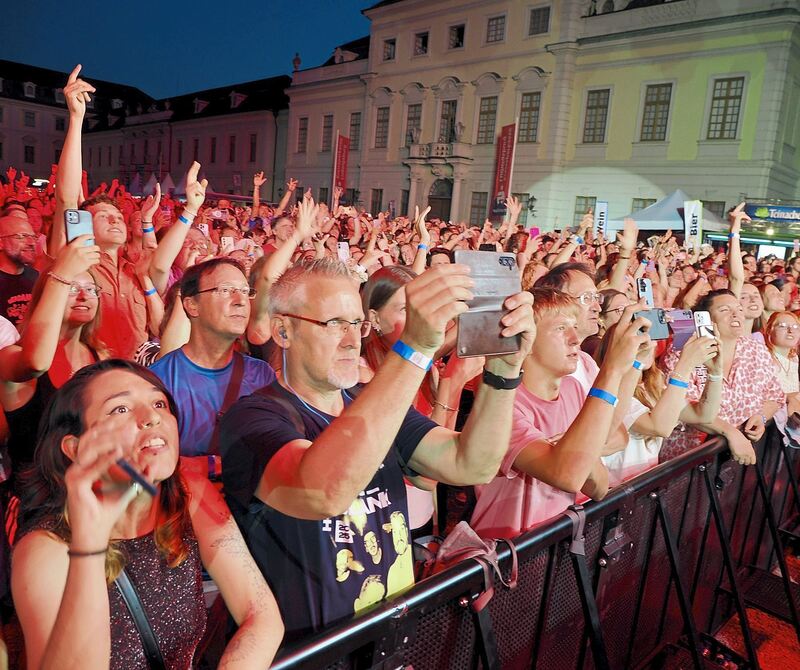 Feierstimmung beim Konzert von AnnenMayKantereit im Schlosshof – natürlich besonders in den vorderen Reihen.