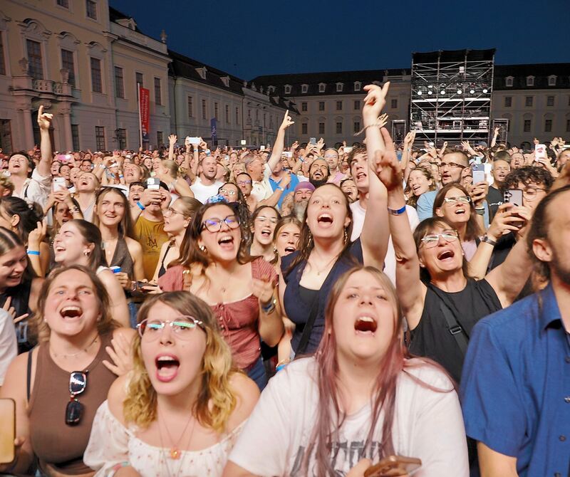 Feierstimmung beim Konzert von AnnenMayKantereit im Schlosshof – natürlich besonders in den vorderen Reihen.