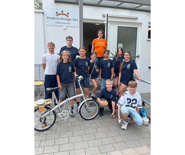 Aus gerettetem Obst entstanden frische Smoothies – zubereitet mit dem Smoothiebike des Team N, das durch Muskelkraft leckere Getränke entstehen lässt.
