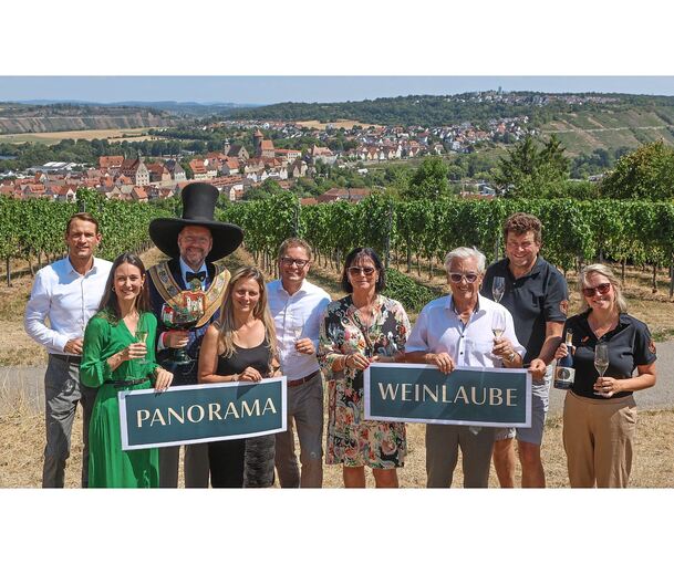 Auf die „Panorama-Weinlaube“ freuen sich unter anderem Bauherr Stefan Layher (dritter von rechts), Bürgermeister Florian Bargmann und Vertreter der Felsengartenkellerei.