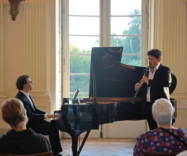 Der israelische Klarinettist Elad Navon mit seinem Bruder Itai am Steinway-Flügel im Seeschloss Monrepos.