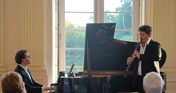 Der israelische Klarinettist Elad Navon mit seinem Bruder Itai am Steinway-Flügel im Seeschloss Monrepos.