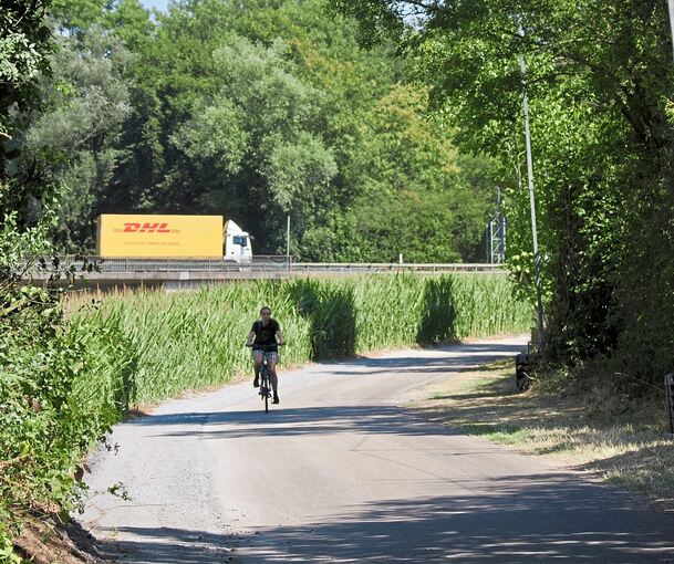 Für Radfahrer wurde der Wirtschaftsweg an der Kläranlage, der nach den Sommerferien auch von den Bussen genutzt wird, mit Schotter verbreitert.