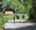 Für Radfahrer wurde der Wirtschaftsweg an der Kläranlage, der nach den Sommerferien auch von den Bussen genutzt wird, mit Schott Für Radfahrer wurde der Wirtschaftsweg an der Kläranlage, der nach den Sommerferien auch von den Bussen genutzt wird, mit Schotter verbreitert.