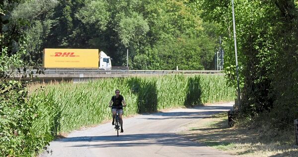 Für Radfahrer wurde der Wirtschaftsweg an der Kläranlage, der nach den Sommerferien auch von den Bussen genutzt wird, mit Schotter verbreitert.