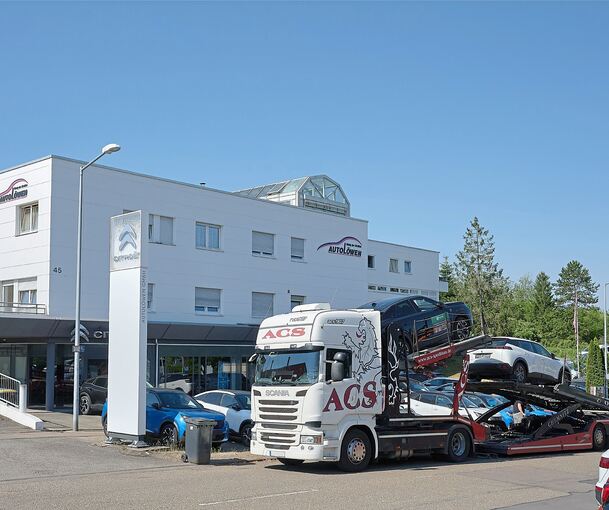 Ein Sattelschlepper lädt Autos in der ehemaligen Autolöwen-Niederlassung in der Teinacher Straße auf.