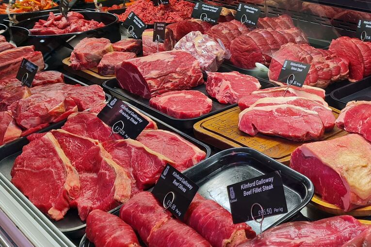Fleischtheke mit Gallowey-Fleisch im Farmshop in Kilnford