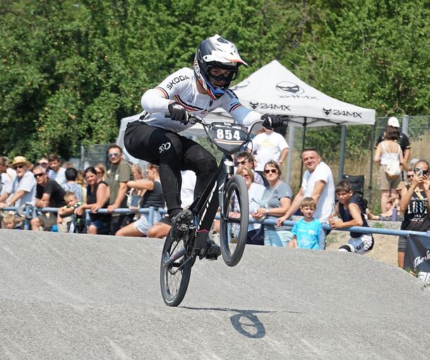 Weite Sprünge und rasante Fahrten gab es bei der Eröffnung der erneuerten BMX-Bahn in Kornwestheim.