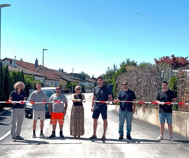 Am Dienstag wurde die Straße offiziell freigegeben. Beim symbolischen Banddurchschnitt waren neben Bürgermeisterin Simone Lehner Am Dienstag wurde die Straße offiziell freigegeben. Beim symbolischen Banddurchschnitt waren neben Bürgermeisterin Simone Lehnert (Mitte) weitere Projektbeteiligte.