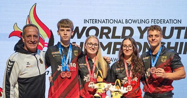 Maxine Bolek (zweite von rechts) mit dem erfolgreichen Mixed-Team bei der U21-WM. screenreader