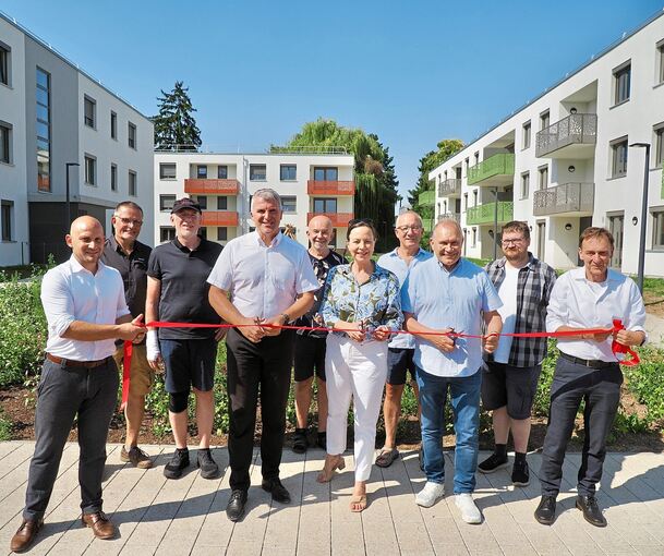 Das rote Band wird durchschnitten, die 37 sozial geförderten Wohnungen in Pattonville sind bezugsfertig.