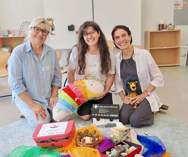 Mit der Ausrüstung für einen „Letzte-Hilfe“-Kurs (von links): die Referentinnen Ursula Heilgeist und Ivonne Nickel sowie Schulleiterin Tanja Hackenberg.
