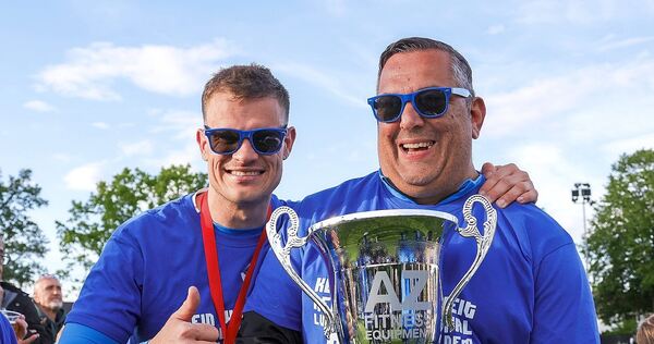 Selig: Kornwestheims Trainer Roberto Raimondo (rechts) mit dem Bezirkspokal. Am Samstag trifft sein Team nun zur Belohnung auf d Screenreader