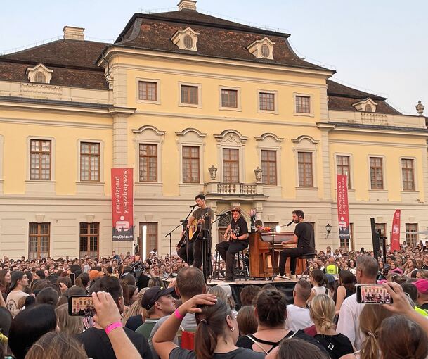 Ein paar Lieder spielt Wincent Weiss auch mitten im Publikum.
