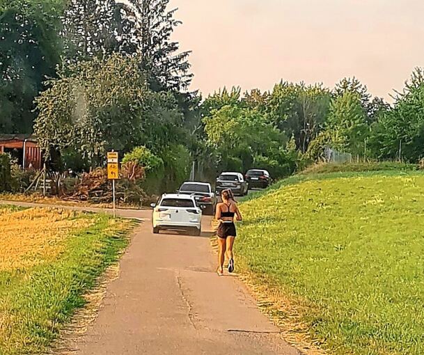 Gefahr für Fußgänger und Radler: Vom Autokino führt der Feldweg bis nach Kornwestheim, wo die Kolonne der Schleichwegfahrer dann auf die Aldinger Straße und die B27 nach Stuttgart einbiegt.
