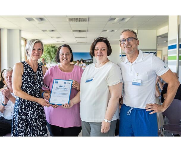 Freude über die Auszeichnung (von links): Andrea Köbke, Beirätin für den Angestelltenbereich des Deutschen Hebammenverbands, Deb Freude über die Auszeichnung (von links): Andrea Köbke, Beirätin für den Angestelltenbereich des Deutschen Hebammenverbands, Debora Friedrich, Hebamme und Teamleitung Kreißsaal Bietigheim, Carola Lienig und Jens Paul Seldte.