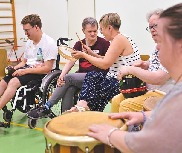 Musik machen und gemeinsam Spaß haben.