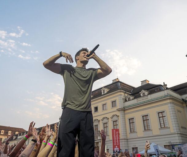 Vom ersten Moment nahbar und präsent: Wincent Weiss im Ludwigsburger Schlosshof.