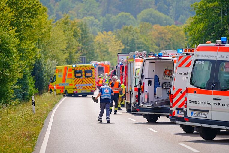 Schwerer Unfall - Frontalzusammenstoß zwischen Bus und Pkw Schwerer Unfall - Frontalzusammenstoß zwischen Bus und Pkw