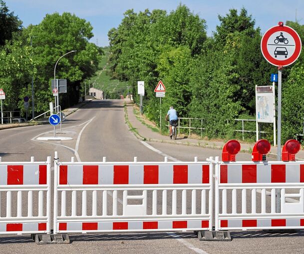 Die gesperrte Neckarbrücke in Besigheim. Hier könnte man eigentlich parken.