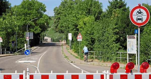 Die gesperrte Neckarbrücke in Besigheim. Hier könnte man eigentlich parken. Die gesperrte Neckarbrücke in Besigheim. Hier könnte man eigentlich parken.