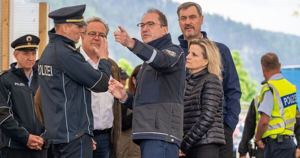 Dobrindt und Söder besuchen Grenzübergang Dobrindt und Söder besuchen Grenzübergang