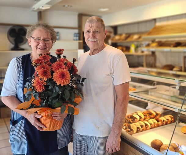 Dagmar und Alfred Koch am letzten Tag in ihrer Bäckerei am Kelterplatz. Die letzten Brezeln und Brote werden noch verkauft, alle naslang bringen Kunden Blumen vorbei.