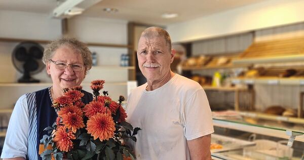 Dagmar und Alfred Koch am letzten Tag in ihrer Bäckerei am Kelterplatz. Die letzten Brezeln und Brote werden noch verkauft, alle Dagmar und Alfred Koch am letzten Tag in ihrer Bäckerei am Kelterplatz. Die letzten Brezeln und Brote werden noch verkauft, alle naslang bringen Kunden Blumen vorbei.