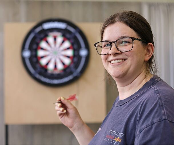 Der nächste Pfeil trifft in die Mitte, nimmt sich Redakteurin Donna Scherlinzky bei ihrem Besuch beim Dartclub Sachsenheim vor. Am Ende landet der Dartpfeil in der Holzplatte.