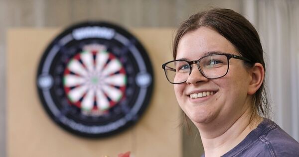 Der nächste Pfeil trifft in die Mitte, nimmt sich Redakteurin Donna Scherlinzky bei ihrem Besuch beim Dartclub Sachsenheim vor. Der nächste Pfeil trifft in die Mitte, nimmt sich Redakteurin Donna Scherlinzky bei ihrem Besuch beim Dartclub Sachsenheim vor. Am Ende landet der Dartpfeil in der Holzplatte.