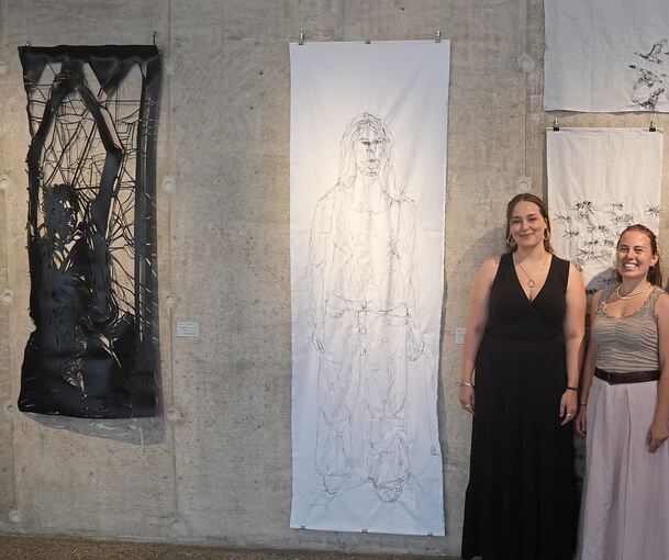 Blütenlese des Sommersemesters 2026; Sarah Schrauder (links, Arbeit daneben) und Lilia Bialkowski (Werk ganz links).