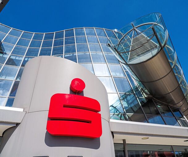 Die Kreissparkasse Ludwigsburg verwaltet zur Jahresmitte erstmals 800 Millionen Euro. Die Kreissparkasse Ludwigsburg verwaltet zur Jahresmitte erstmals 800 Millionen Euro.