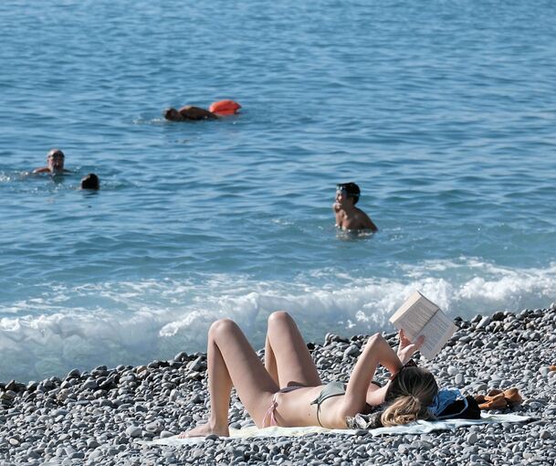 Wie wäre es mit einem guten Buch am Strand? Für manche ist Lesen eine unverzichtbare Sommeraktivität.