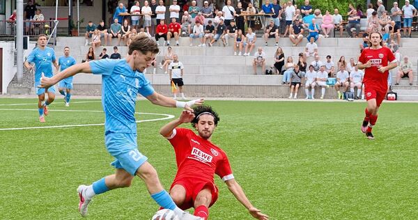 Den Gegenspieler vom Ball getrennt - mittels Grätsche. Impression vom Turniertag in Löchgau.